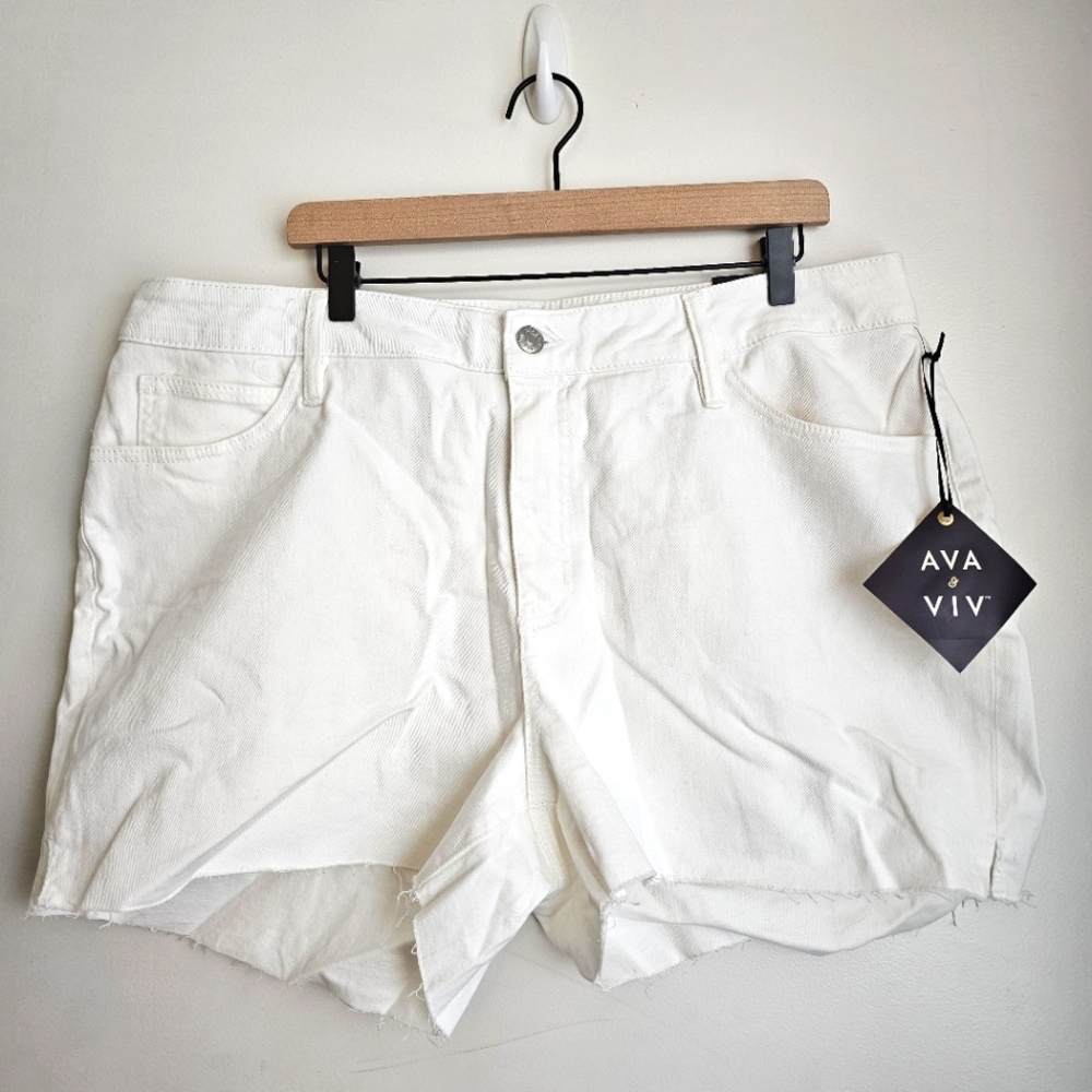 NWT!!! AVA & VIV Women's White Denim Shorts - Size 18, 4" Inseam